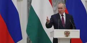 Ο Ρώσος πρόεδρος Βλαντιμίρ Πούτιν μετά τη συνάντηση με τον Ούγγρο ομόλογό του