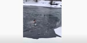 Γυναίκα σώζει σκύλο από παγωμένη λίμνη στη Ρωσία