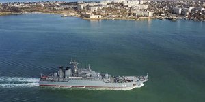 Ρωσικό πολεμικό πλοίο στο λιμάνι της Σεβαστούπολης