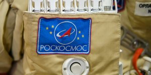Το έμβλημα του Roscosmos σε στολή αστροναύτη