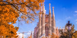 Τουρίστες φωτογραφίζονται με φόντο τη Sagrada Familia /Φωτογραφία: AP/Joan Mateu