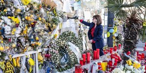 Κατερίνα Σακελλαροπούλου στον τόπο δολοφονίας του 19χρονου Άλκη Καμπανού