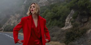 γυναίκα με κόκκινο φόρεμα Zara