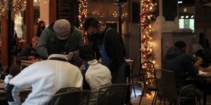 σερβιτορος μπλε ποδια 