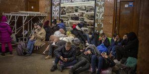 Πολίτες σε καταφύγιο, στο Κίεβο της Ουκρανίας