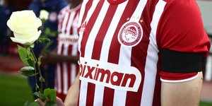 Φανέλα του Ολυμπιακού με λουλούδι και πένθος