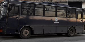 Στιγμιότυπο από επιχείρηση της ΕΛ.ΑΣ. σε σύνδεσμο οπαδών στη Θεσσαλονίκη