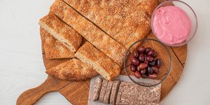 Συνταγή για σπιτική λαγάνα για την Καθαρά Δευτέρα, χωρίς μίξερ
