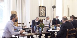 Σύσκεψη στο Μαξίμου για τους χούλιγκαν