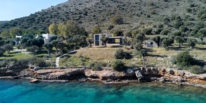 Μικρό σπίτι στην κόψη ελαιώνα και θάλασσας