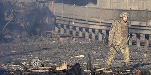 στρατιώτης σε συντρίμμια στην Ουκρανία