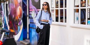 γυναίκα με φούστα και σακάκι 