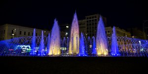 Το συντριβάνι της Ομόνοιας στα χρώματα της ουκρανικής σημαίας