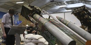 Εικόνα από παλαιότερο έλεγχο σε οπλοστάσιο που βρέθηκε στην κατοχή των ανταρτών της Συρίας