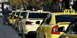 ταξί κίτρινο χρώμα στην αθήνα