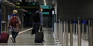 Κόσμος με βαλίτσες στο αεροδρόμιο