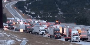 Εγκλωβισμένα φορτηγά από το χιόνι στο Τέξας