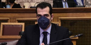 Θάνος Πλεύρης με μάσκα στη βουλή