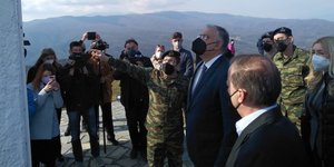 Ο Τάκης Θεοδωρικάκος στο μνημείο για τους πεσόντες του οχυρού Ρούπελ