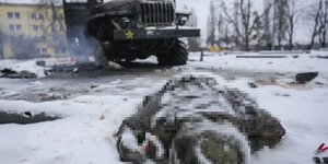 Νεκρός Ρώσος στρατιώτης, δίπλα σε κατεστραμμένο όχημα