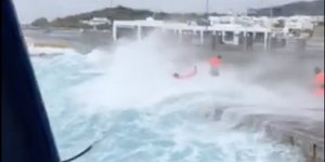 Κύματα στο λιμάνι της Τήνου