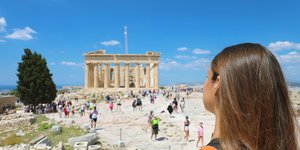 Τουρίστρια απολαμβάνει τη θέα του Παρθενώνα