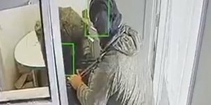 Ρώσοι στρατιώτες φαίνονται να κλέβουν χρηματοκιβώτιο τράπεζας