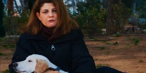 Η ηθοποιός Τάνια Τρύπη με τον κακοποιημένο σκύλο που υιοθέτησε