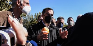 τσιπρας με πορτοκαλι στο χερι