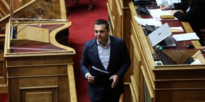Ο Αλέξης Τσίπρας αποχωρεί από το βήμα της Βουλής