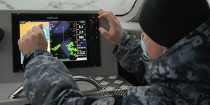 Μέλος της ακτοφυλακής της Ουκρανίας σε περιπολία στη θάλασσα του Αζόφ