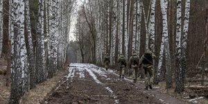 Ουκρανοί στρατιώτες κάνουν περιπολία στα σύνορα