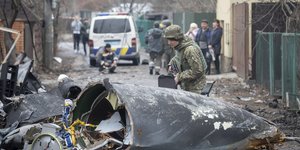 Ουκρανός στρατιώτης ελέγχει τα συντρίμμια αεροσκάφους στο Κίεβο