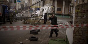 ουκρανος κραταει κεφαλι κορδελες