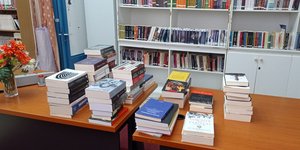 βιβλια πανω σε γραφειο