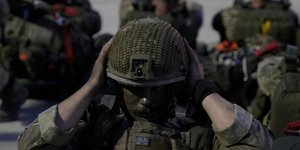 Βρετανός στρατιώτης βαμμένος στα χρώματα παραλλαγής