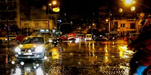 Βροχή στη νυχτερινή Αθήνα 