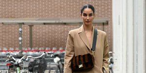 Το μπεζ παντελόνι από τα Stradivarius