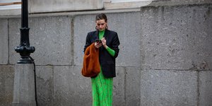 γυναίκα με φόρεμα