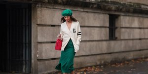 γυναίκα με φόρεμα και μικρή τσάντα