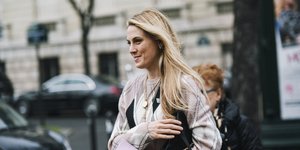 γυναίκα με πουλόβερ