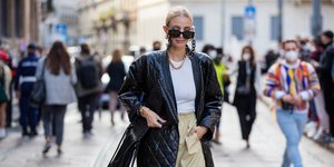 Γυναίκα με δερμάτινο jacket