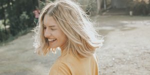 γυναίκα με κίτρινο τοπ