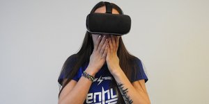 Γυναίκα με σετ VR 