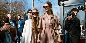 γυναίκες με φορέματα στην εβδομάδα μόδας