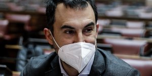 Χαριτσης κοιταζει πλαγια 