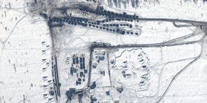 Το BBC δημοσιεύει δορυφορικές εικόνες των ρωσικών στρατευμάτων στα σύνορα