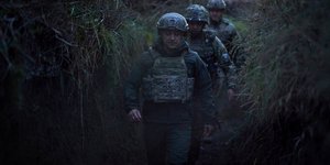 Ο Βολοντιμίρ Ζελένσκι σε όρυγμα με στρατιώτες