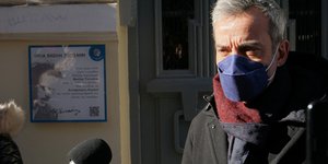 Κωνσταντίνος Ζέρβας μπλε μασκα