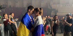 Ζευγάρι με σημαίες